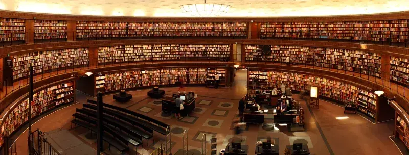 Intérieur d'une grande bibliothèque circulaire - agence digitale Suisse