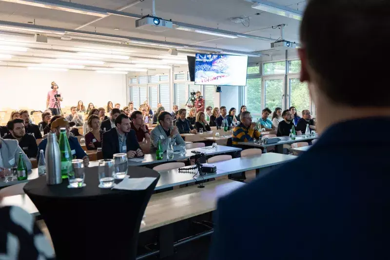 Vue d'une audience lors d'une conférence