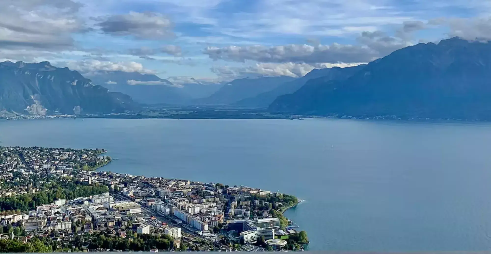 Image héro du site web VMCV avec vue sur le lac Léman - Marvelous Digital, agence digitale en Suisse