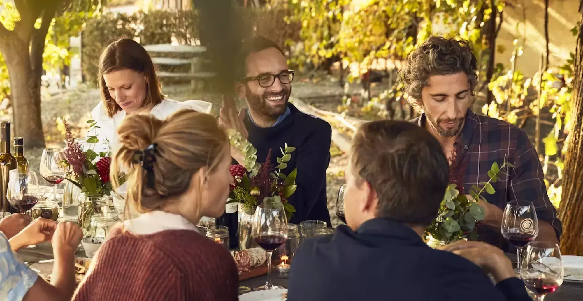 Groupe de personnes partageant un repas en extérieur