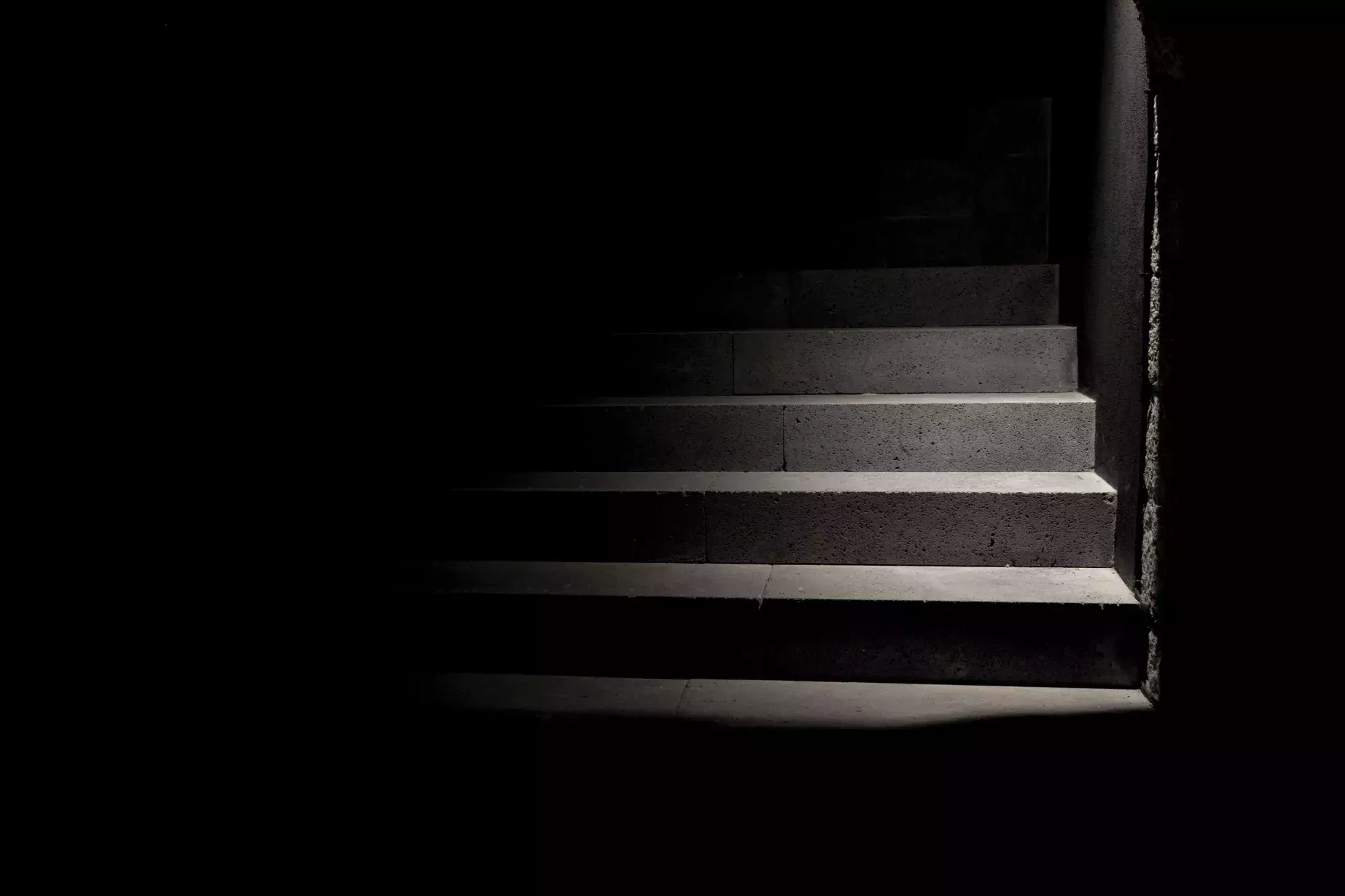 Image sombre d'un escalier